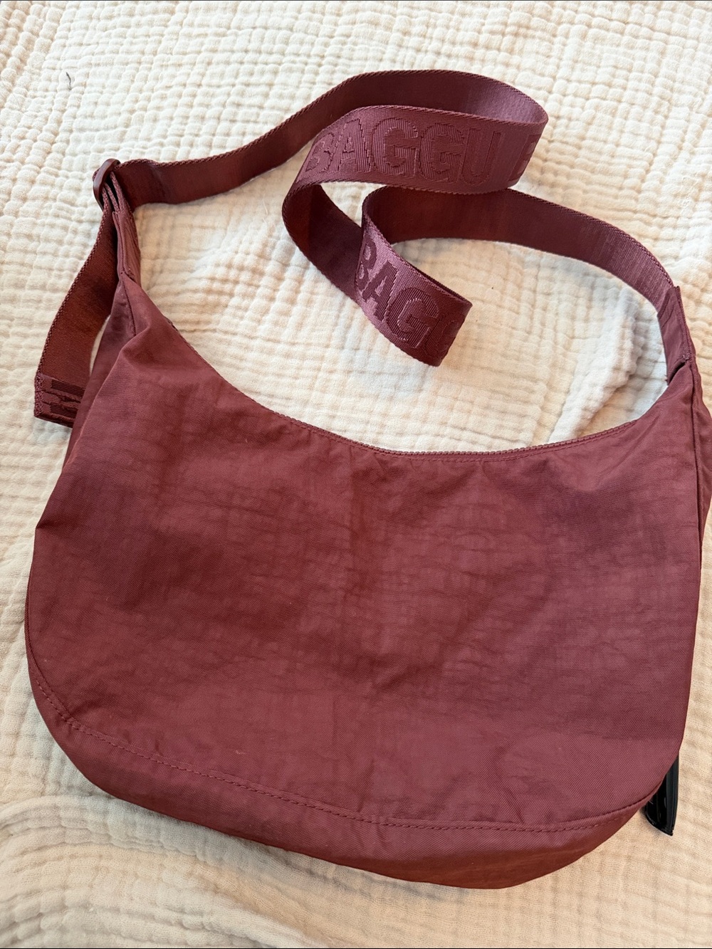 BAGGU Medium Nylon Crossbody Bag Mahogany - Picture 4 of 8